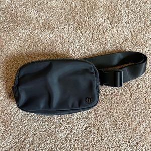Lululemon everywhere belt bag